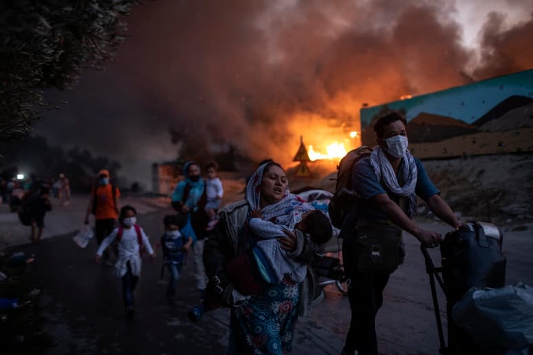 Autoridades señalaron que el incendio original en el campamento en la isla de Lesbos fue provocado. (AP)