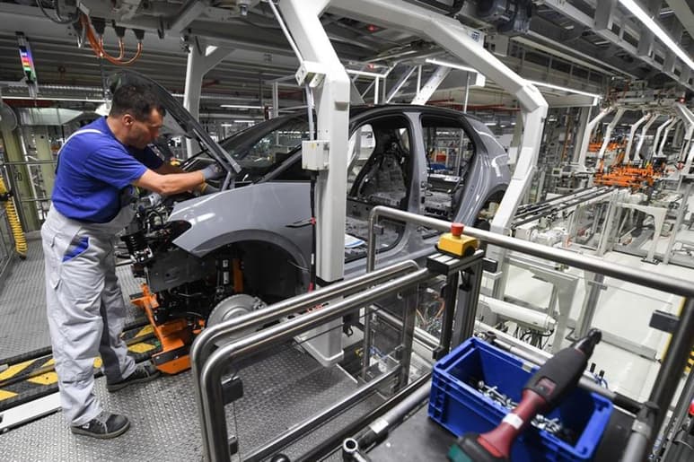 Las cifras son el resultado de las caídas de la industria de la construcción (23.5 %), la manufacturera (9 %), la generación y transmisión de energía eléctrica, agua y gas (8.9 %) y la minería (3.1 %), según explica el organismo en un comunicado.
(ARCHIVO)