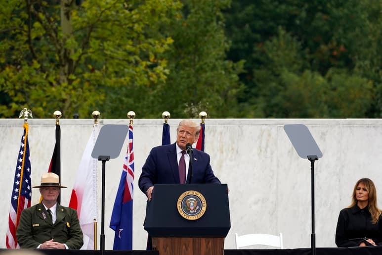 Donald Trump encabezó la ceremonia en memoria de las víctimas del 11 de septiembre del 2001 que fallecieron cuando un avión golpeó el World Trade Center hace 19 años.
(AP)