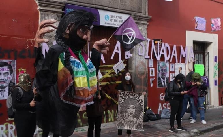 Las feministas realizaron pintas y clausuraron simbólicamente las instalaciones para exigir justicia por la muerte de mujeres. (ESPECIAL)