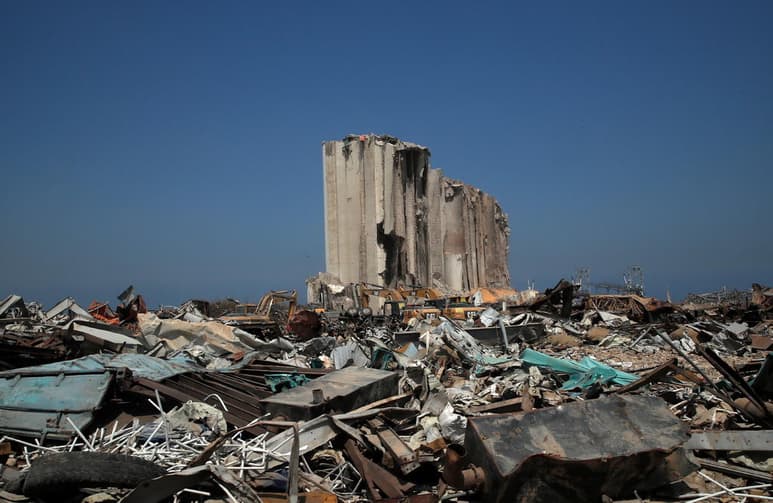La Presidencia libanesa informó hoy de que fueron encontradas más de cuatro toneladas de nitrato de amonio en el puerto de Beirut, donde el pasado 4 de agosto la deflagración de casi 3,000 toneladas de este fertilizante causó una gran destrucción que dejó 191 muertos y más de 6,500 heridos. (ARCHIVO)