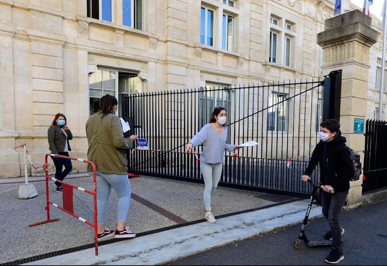 La cuarentena en casos de contagio o contacto con positivos de COVID-19 en Francia pasa de catorce a siete días, anunció hoy el primer ministro, Jean Castex. (ARCHIVO)