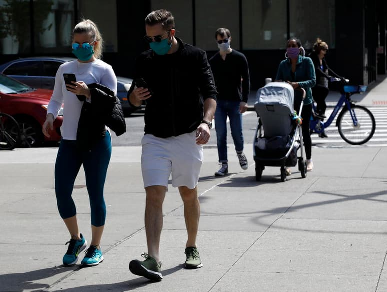 El número de muertes diarias por coronavirus en Estados Unidos está bajando de nuevo tras alcanzar un segundo pico en agosto, pero los científicos advierten que un nuevo rebrote de la enfermedad este otoño pudiera cobrar más vidas. (ARCHIVO)