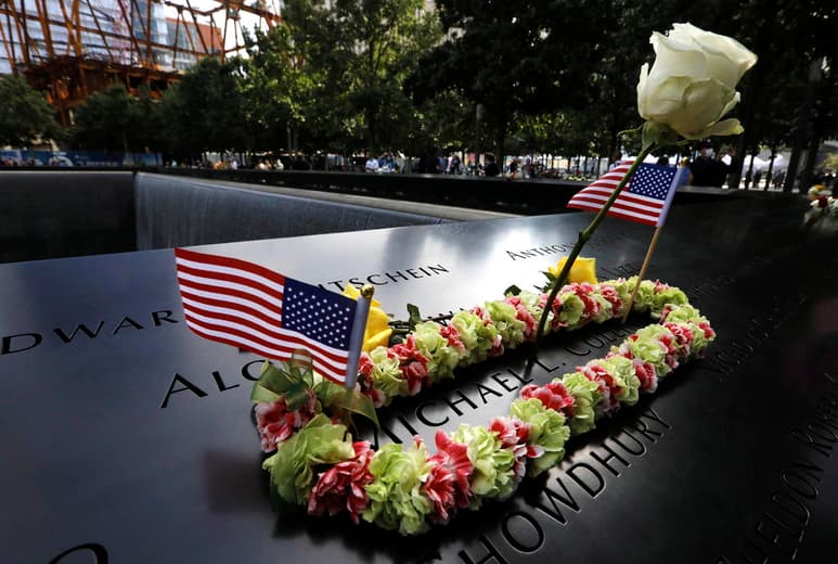 El presidente Donald Trump y su rival demócrata Joe Biden conmemoraron el viernes el 19no aniversario de los ataques terroristas del 11 de septiembre de 2001, con actos donde sus diferencias de estilo no podían haber sido más pronunciadas: uno dedicó el tiempo a consolar discretamente a las familias y el otro proclamó el poderío de Estados Unidos. (EFE)