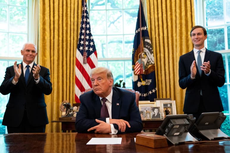 El presidente de Estados Unidos, Donald Trump (c), anunció este viernes 'un acuerdo de paz' entre Israel y Baréin por el que ambos países han acordado 'el establecimiento de relaciones diplomáticas plenas'. (EFE)