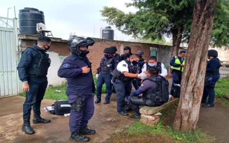 El conductor de la unidad oficial explicó a las autoridades que se quedó atrapado entre el tumulto de normalistas y no alcanzó a salir del camión.
(ESPECIAL)