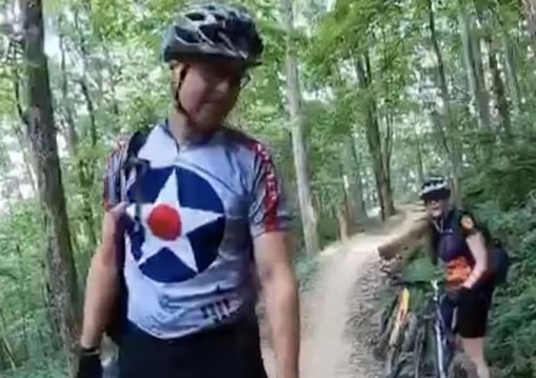 El ciclista no se percató que estaba hablando con una persona discapacitada