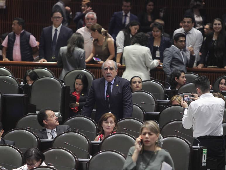 El vicecoordinador de la bancada mayoritaria de Morena en la Cámara de Diputados, Pablo Gómez, rechazó que con el celular y la aplicación con la que los diputados federales van a pasar lista y votarán -vía remota- se vayan a utilizar para espiarlos, 'no somos un servicio de espionaje'. (ARCHIVO)