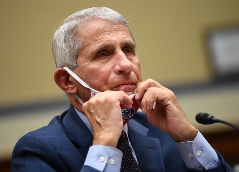 Fauci mostró su decepción de ver sitios abarrotados de gente.