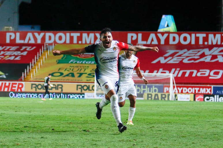 Celebra Alexis Vega luego de marcar al minuto 94 el tanto para que las Chivas derrotaran ayer 2-1 a los Rayos del Necaxa. (JAM MEDIA)