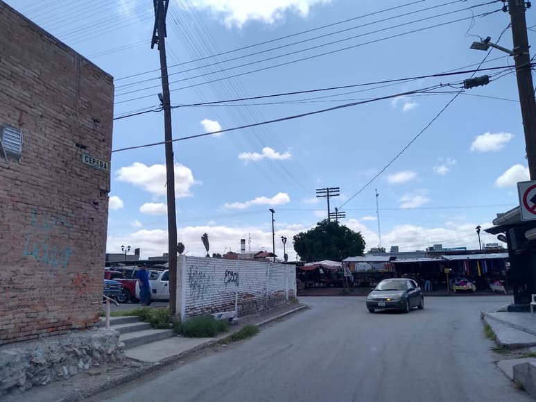 Por la calle Cepeda, cerca de las vías del tren, había un terreno donde alguna vez se instaló la Feria Regional de la Independencia.