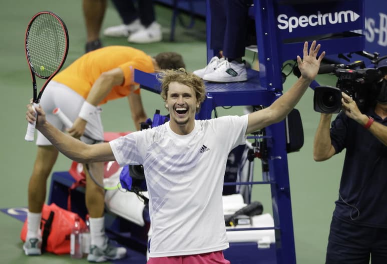 Alexander Zverev nunca se dio por vencido y derrotó 3-6, 2-6, 6-3, 6-4, 6-3 a Pablo Carreño Busta. (EFE)