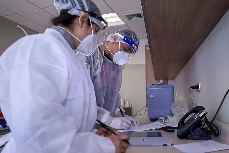 En un comunicado, Oxford indicó que las pruebas de la vacuna, denominada ChAdOx1 nCoV-19 y que es desarrollada junto a la farmacéutica AstraZeneca, se reanudarán en el Reino Unido después de hacer una pausa el pasado día 6 como medida de precaución.
(ARCHIVO)