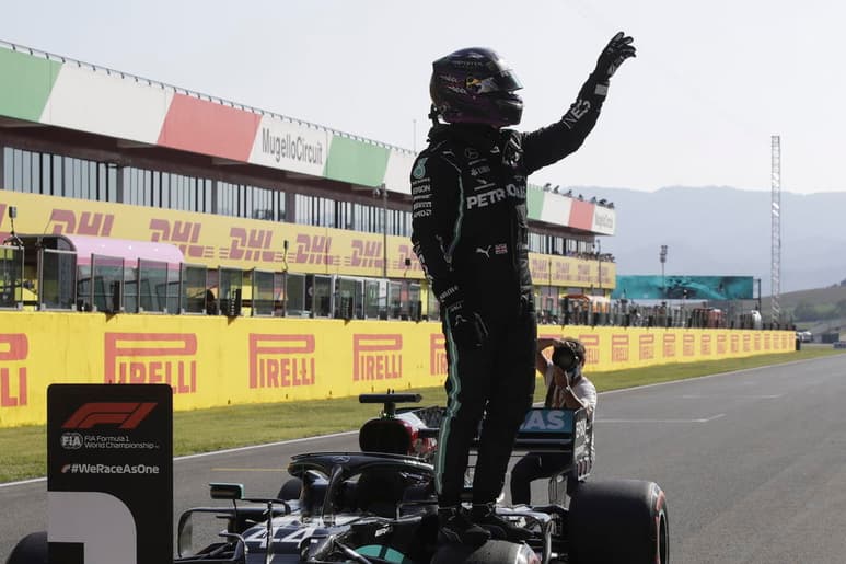 Hamilton elevó a 95 su propio récord histórico de 'poles' en F1 al cubrir los 5.245 metros de la pista -situada a 35 kilómetros al norte de Florencia- en un minuto, quince segundos y 144 milésimas, 29 menos que su compañero finlandés Valtteri Bottas; que saldrá junto a él desde la primera fila.
(EFE)