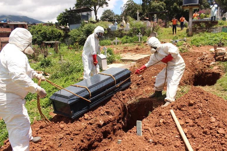 Las muertes por coronavirus totalizan las 911,877, lo que representa un aumento de 5.783 decesos con respecto a los reportados en la víspera. (Archivo)
