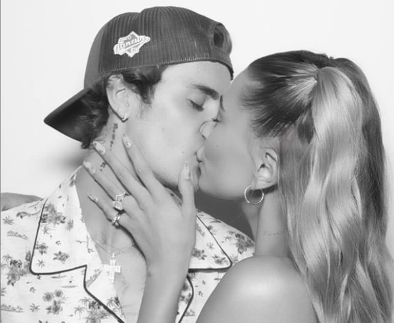 Justin Bieber compartió unatá sosteniendo a la pequeña, en la descripción, el intérp foto en la que aparece su sobrina Iris junto a la mano de su esposa, quien esrete de 'Boyfriend' confesó que su sobrina era su nueva obsesión. (Instagram)