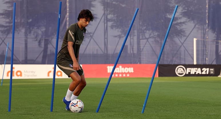 Un día después de la detección del positivo por COVID-19 de un empleado del primer equipo y una vez conocidos este sábado los resultados de las nuevas pruebas PCR, el Atlético de Madrid retomó este sábado la pretemporada en Majadahonda sin Diego Simeone. (ARCHIVO)