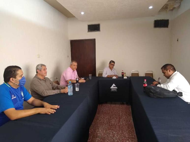El martes pasado personal de CFE se reunió con integrantes de Canaco de San Pedro de las Colonias. (EL SIGLO DE TORREÓN)