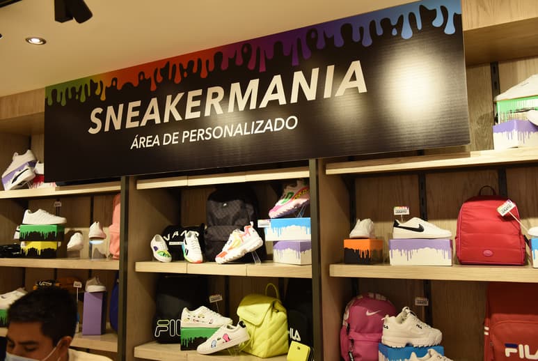 Artistas urbanos de La Laguna personalizaron sneakers en la Zapatería Moderna. (JESÚS GALINDO)