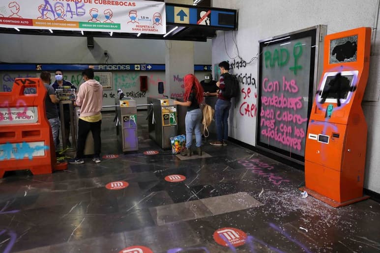 Las manifestantes acusaron que los elementos policiales las provocaron al no dejarlas pasar al inmueble de la CEAV. (ARCHIVO)