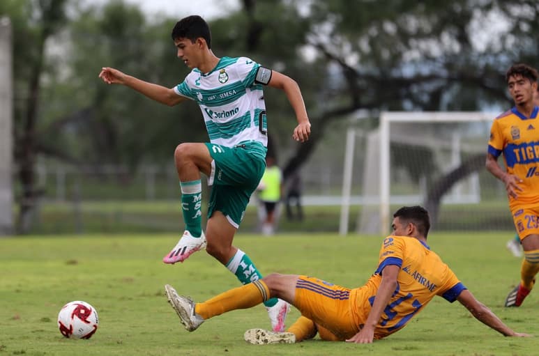 Un buen juego escenificó la filial albiverde Sub-17 en Zuazua, ya que después de aguantar el marcador, definió en la recta final. (CORTESÍA SANTOS)