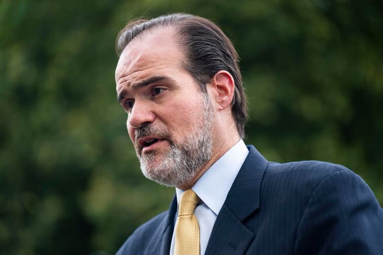 El Banco Interamericano de Desarrollo (BID) da un giro al norte y coloca como presidente a Mauricio Claver-Carone, un estadounidense conservador, cercano a Donald Trump. (ARCHIVO)