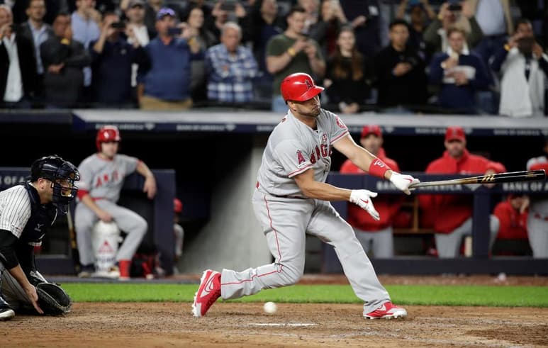 Albert Pujols igualó a Willie Mays en el quinto lugar de la lista de cuadrangulares de todos los tiempos con un batazo de dos carreras en el octavo inning y los Angelinos de Los Ángeles remontaron para llevarse una victoria el domingo de 5-3 sobre unos Rockies de Colorado en picada. (ARCHIVO)