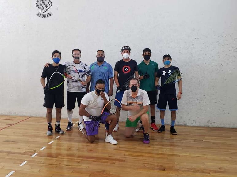 Todos los participantes en el torneo celebraron la oportunidad de regresar a la cancha y fortalecer los lazos de amistad deportiva. (ESPECIAL)