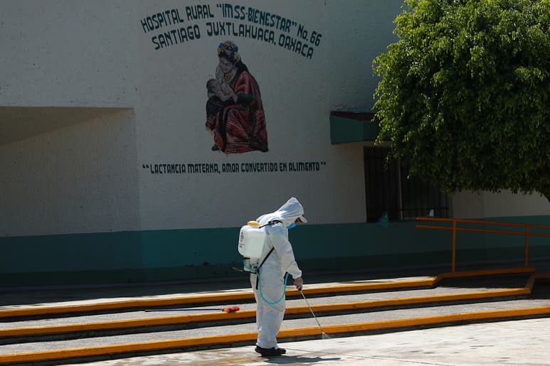 Al menos 60 médicos aseguran que los espacios que ocupaban ahora están en manos de pasantes.