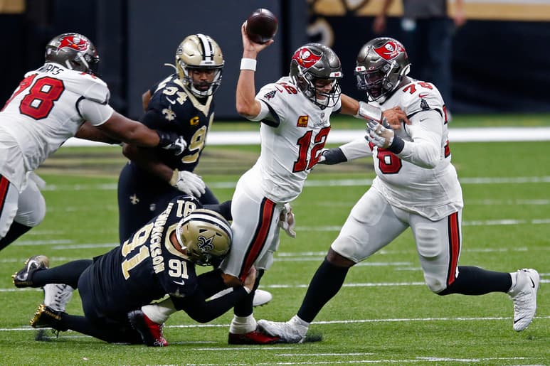 Tom Brady (12) sufrió un par de intercepciones en la derrota de los Bucaneros 34-23 ante los Santos. (AP)