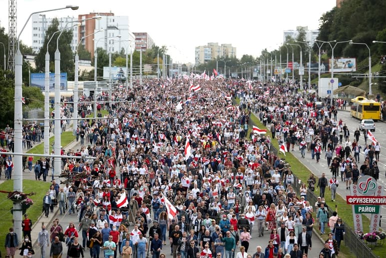 Según medios internacionales, el grueso de los manifestantes en la capital intentó avanzar por la Avenida de la Independencia. (AP)