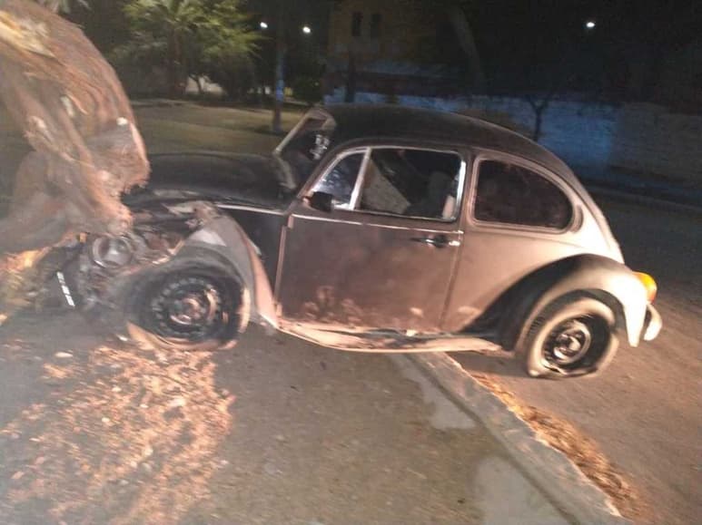 E responsable del accidente huyó del lugar dejando su vehículo abandonado. (EL SIGLO DE TORREÓN)