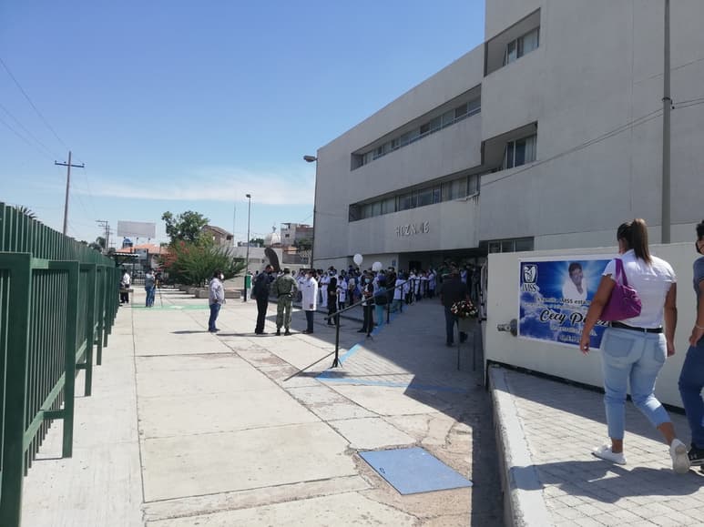 Después de ser atendido por los paramédicos, el hombre de 60 años fue llevado a la clínica 46 del Seguro Social. (EL SIGLO DE TORREÓN)