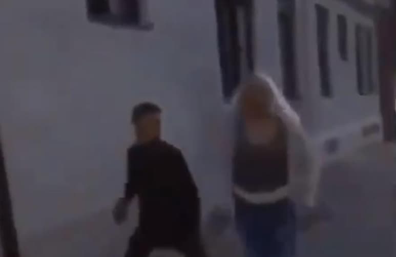 El sujeto interceptó a la mujer en la calle con el único objetivo de propinarle un fuerte golpe en la cabeza (CAPTURA)