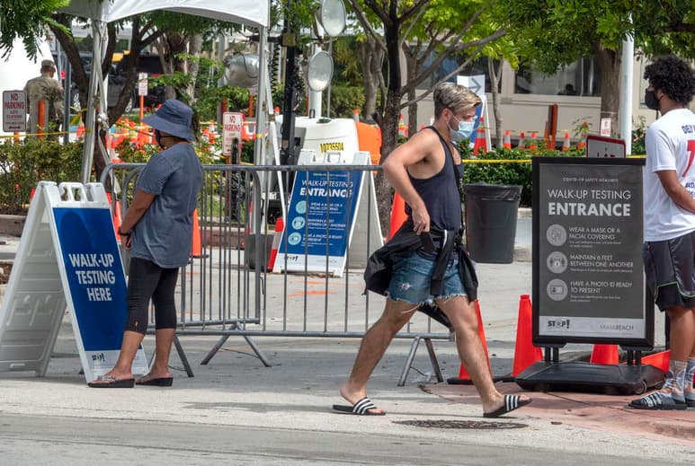 Florida avanzó este lunes en el proceso de reapertura económica y paralelamente las cifras de nuevos casos de COVID-19 se situaron en niveles que no se registraban desde antes del repunte iniciado en junio, que alcanzó su punto álgido en julio. (ARCHIVO)