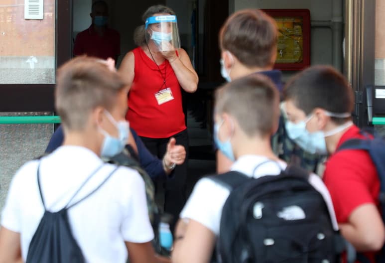 La campana llamando a clases a los niños de Codogno marcó el lunes el regreso a la escuela por primera vez desde el 21 de febrero, cuando padres aterrorizados fueron a buscar a sus hijos en esta ciudad del norte de Italia que ganó notoriedad por registrar la primera transmisión local de coronavirus de Occidente. (EFE) 