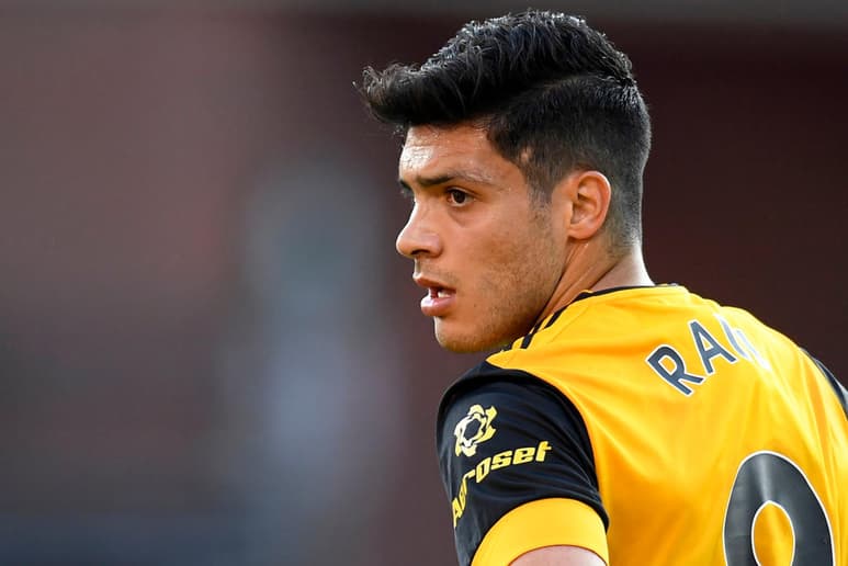 Cuando Raúl Jiménez llegó a Wolverhampton hace dos años, lo hizo a un equipo recién ascendido, con el gran potencial de tener detrás a Gestitue, la empresa de Jorge Mendes, pero un recién ascendido al fin y al cabo. (EFE)