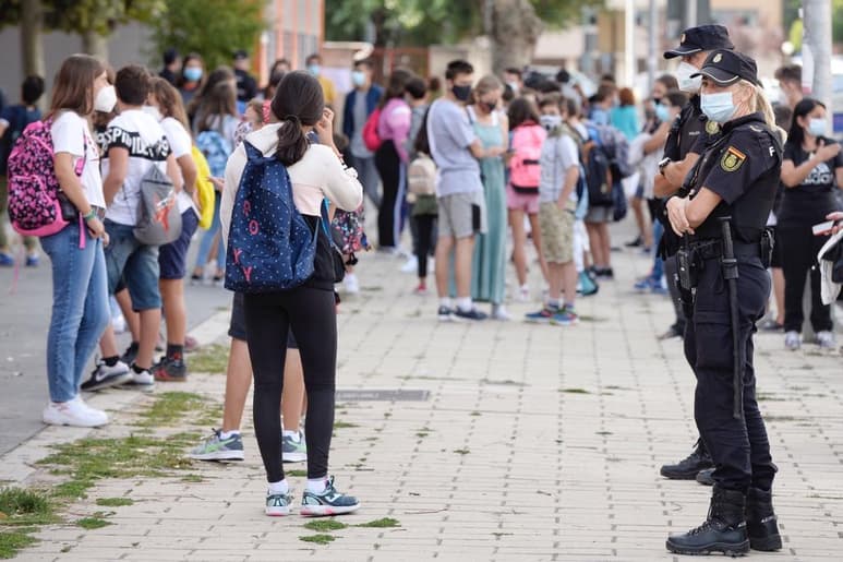 El Ministerio español de Sanidad notificó este lunes 27,404 nuevos contagios de coronavirus desde el viernes, 3,023 en las últimas 24 horas, con lo que la cifra total se eleva a 593,730, y la cifra de fallecidos a 29,848, 101 en los últimos tres días. (ARCHIVO)