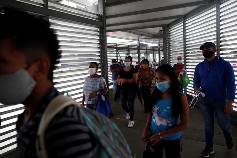 Panamá levantó el lunes la restricción de movilidad por género —con lo cual hombres y mujeres pueden salir a la calle de manera indistinta— mientras las autoridades advertían de los riesgos de un repunte de contagios de coronavirus si la población no guarda las normas de salubridad. (ARCHIVO)