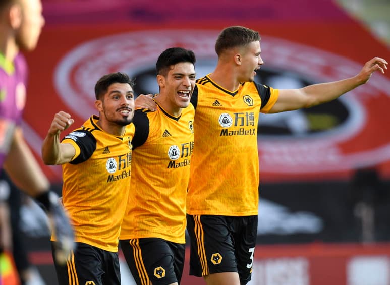 Raúl Jiménez llegó este lunes a los 100 partidos con la camiseta del Wolverhampton Wanderers y lo celebró anotando. (EFE)