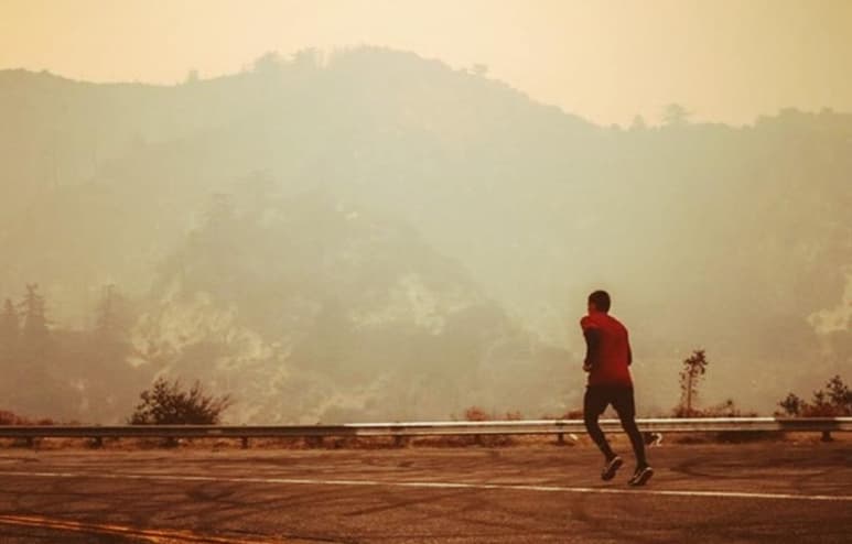 Alameda López con marca perfecta de 25 triunfos con 14 de ellos por la vía del nocaut, se prepara a conciencia en las montañas de California, para llegar en óptimas condiciones al duelo. (Especial)