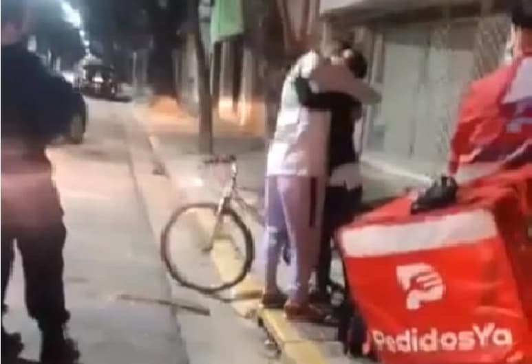 Al ver que habían despojado al joven de su medio de transporte, la mujer optó por regalarle su propia bicicleta para que continuara con su trabajo (CAPTURA)