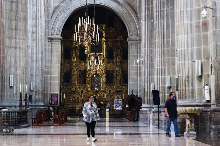 La Arquidiócesis Primada de México aclaró este lunes que fue falsa la información que se difundió en redes sociales sobre que la Catedral Metropolitana había sido tomada por el Ejército Mexicano; además, externó su preocupación por la pólvora resguardada en este recinto. (ARCHIVO)