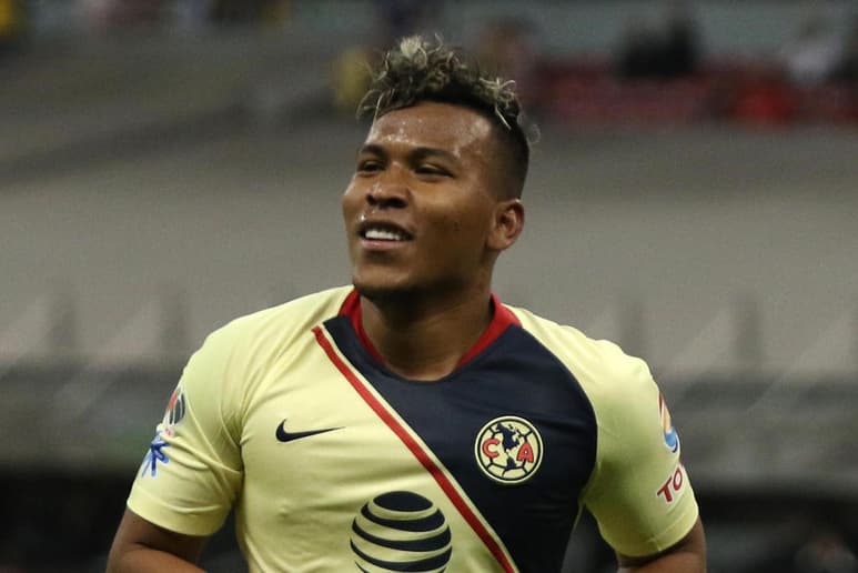 El idilio entre el América y Roger Martínez, parece noviazgo juvenil. Cuando uno quiere, el otro no; y cuando el otro dice que no, el otro ya quiere. (ARCHIVO)