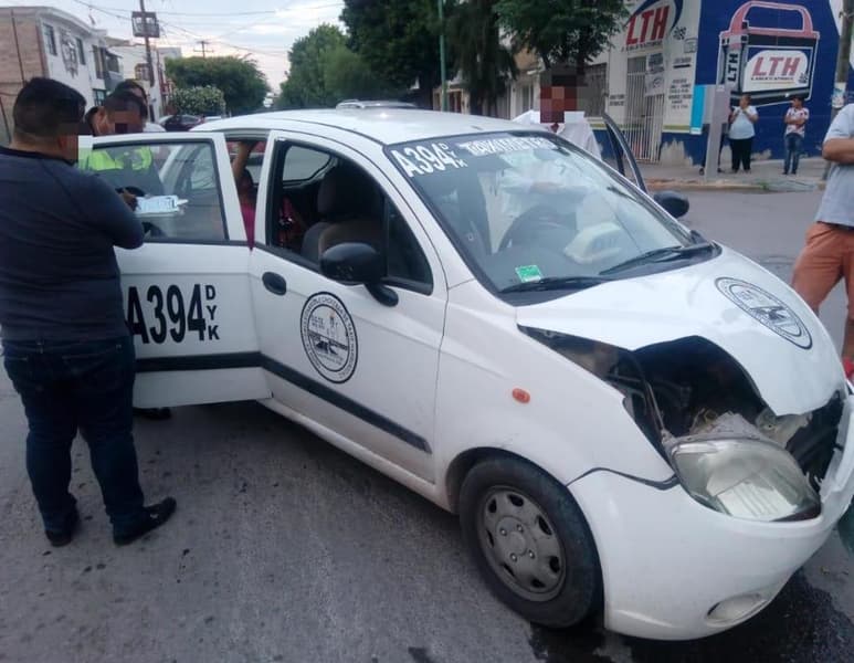 La unidad se impactó contra una camioneta Chevrolet Equinox, señalan los primeros reportes. (EL SIGLO DE TORREÓN)