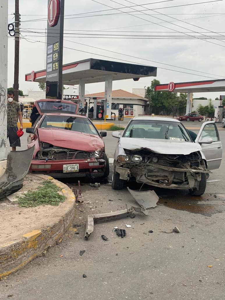 Conductor de auto se pasa semáforo en rojo y provoca choque, una mujer resultó lesionada. (EL SIGLO DE TORREÓN)