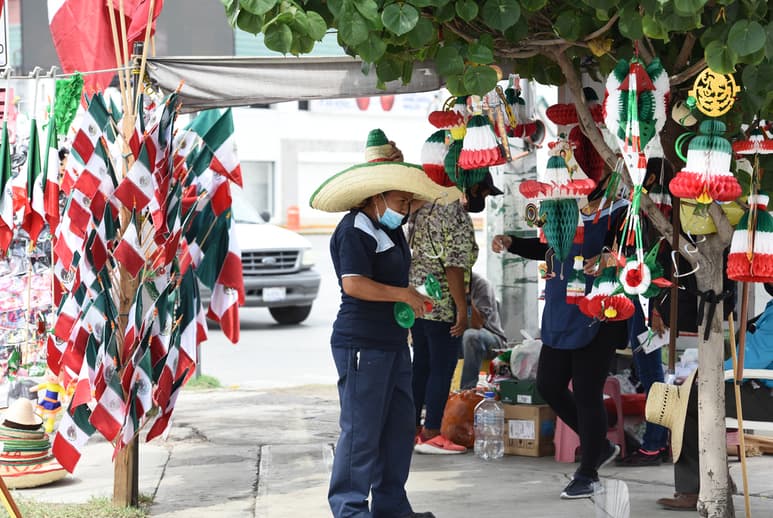 Roberto Martínez señala que las ventas de mercancía para las fiestas patrias han bajado hasta en un 70 por ciento en este año. (EL SIGLO DE TORREÓN)