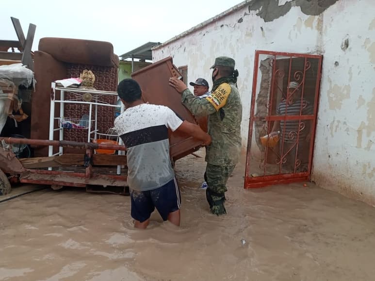 Elementos del Ejército se encuentran auxiliando a la población más afectada por las lluvias. (EL SIGLO DE TORREÓN)