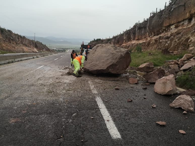 Las lluvias consecutivas que se han registrado en los últimos días han causado caída de rocas en diferentes carreteras. (EL SIGLO DE TORREÓN)