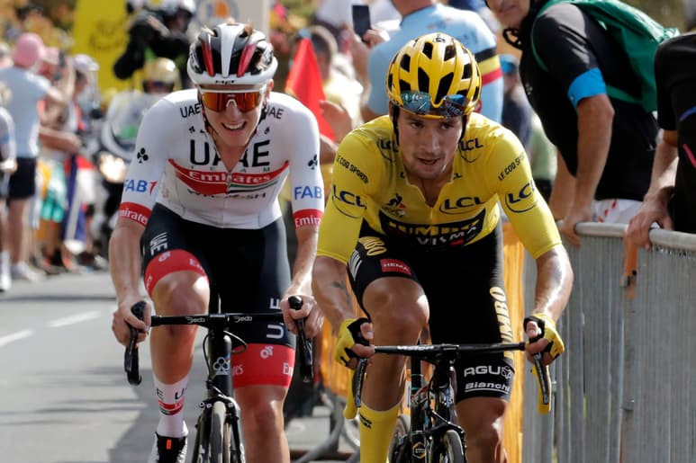 Primoz Roglic (d), líder del Tour, y Tadej Pogacar, segundo lugar. (AP)